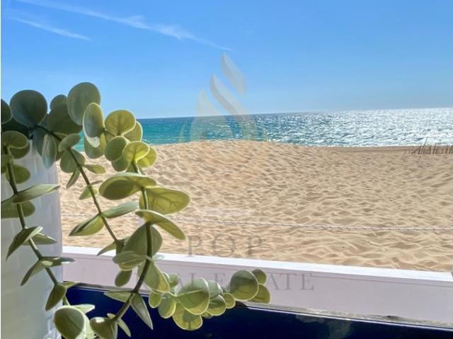 Casa de praia T2, na primeira linha de mar, na ilha de Faro