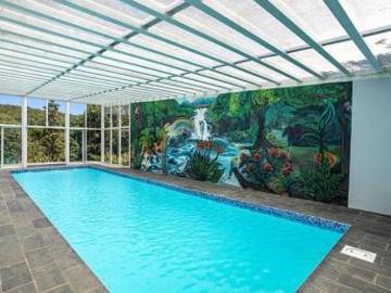 CASA DE RETIRO DE LUJO MODERNO CON PISCINA Y CASI 7 ACRES DE TERRENO