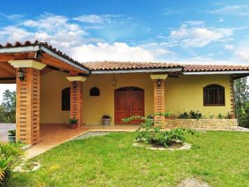Casa de Retiro frente al Lago en Boquete con establo