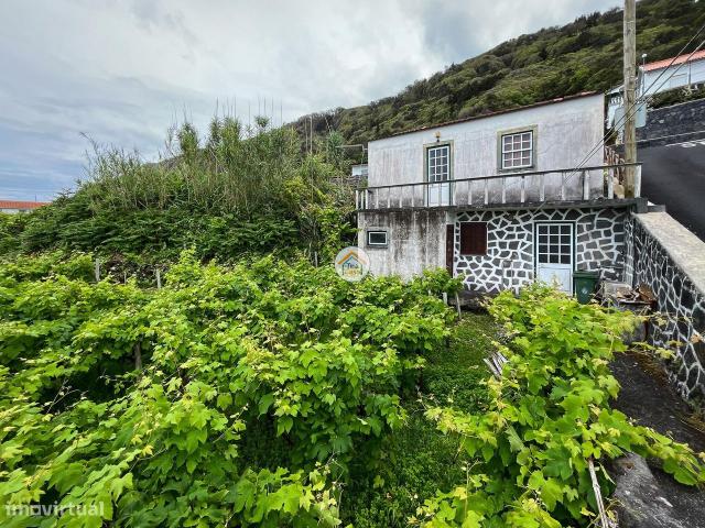 Casa de rs do cho e 1 andar destinada a habitao e quintal Faj
