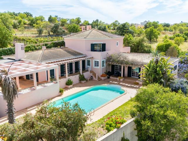 Casa de sonho no coração do Algarve. Moradia charmosa com um potencial enorme!
