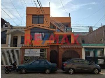 Casa De Tres Pisos En Venta En Urb La Primavera Chiclayo. C.MELENDRES