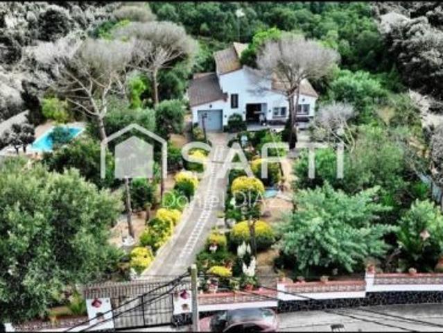 Casa de tres Plantas y Pozo