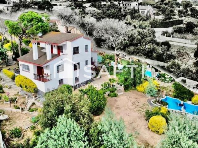 Casa de tres Plantas y Pozo