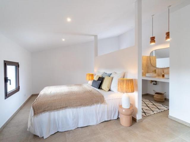 Casa de tres plantas con garaje y terraza privada en Campos