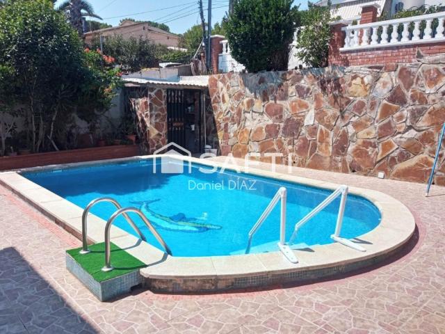 Casa de tres plantas con piscina