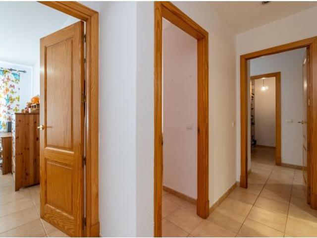 Casa de tres plantas con terraza y garaje privado