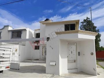 Casa de tres Recamaras en esquina, amplios espacios, céntrica en fraccionamiento abierto