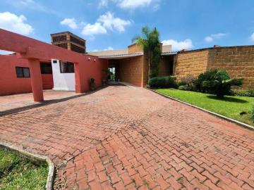 Casa de un nivel dentro de exclusivo Fracc. en Morelos, zona norte de Cuernavaca, clima fresco y arb