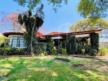 Casa de un nivel en venta con alberca en Lomas de Atzingo, Cuernavaca