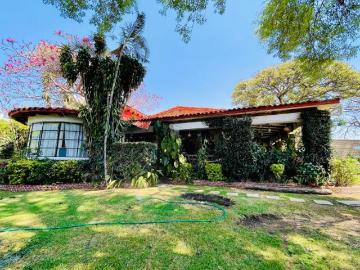 Casa de un nivel en venta con alberca en Lomas de Atzingo Cuernavaca Morelos