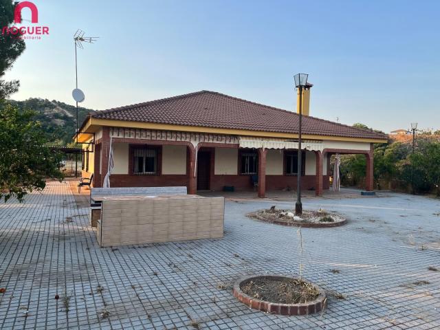 CASA DE UNA PLANTA CON PISCINA PROPIA