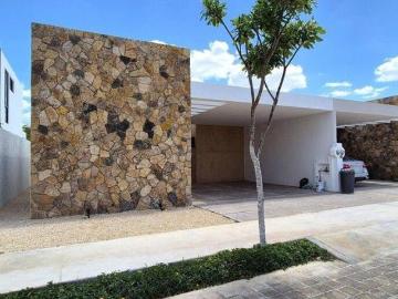 Casa de UNA PLANTA con 3 recamaras y Alberca en Venta en Privada Fiora, Mérida