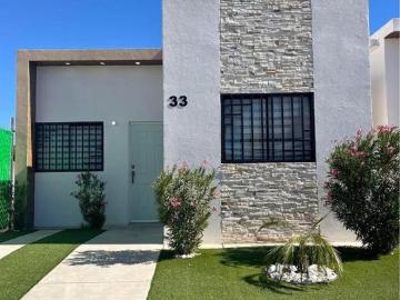 Casa de una planta con 3 recamaras y un baño, acceso controlado
