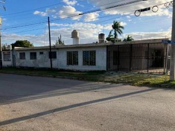 Casa de una planta en venta frente al parque de la Alemán