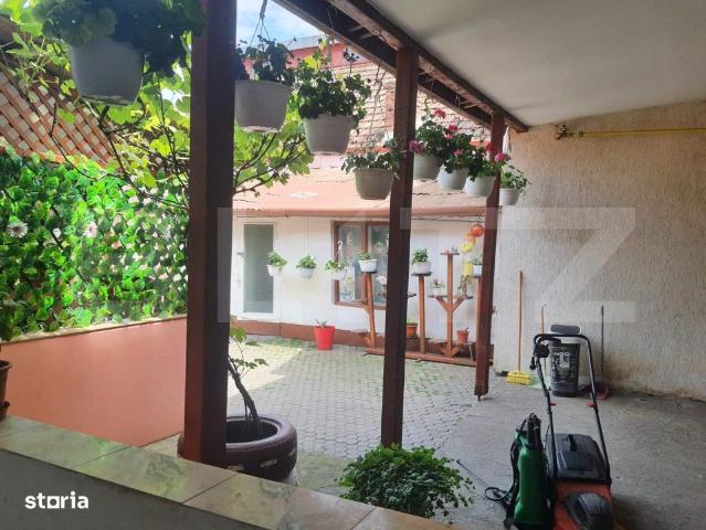 Casa de vanzare la curte comuna, cu 2 camere, 56 mp, zona Lunei