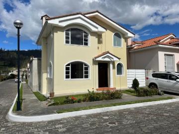 Casa de venta en hermoso conjunto en Otavalo