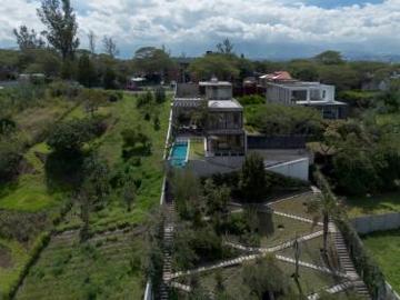 Casa de venta ubicada en Nayón, moderna, excelentes acabados, piscina, vista