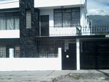 Casa de Venta Victor Mideros y Av. De los Pinos, Ciudadela Kenedy