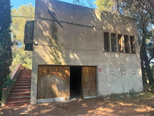 Casa de 140 m2 con almacén de 24 m2 y parcela de 4.183 m2 rodeada de naturaleza