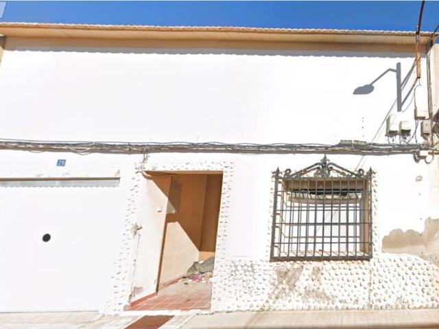 Casa de 148m² a Reformar Totalmente en Amplia Parcela de 182m²