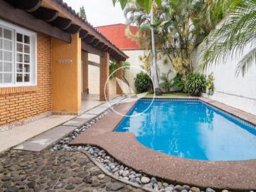 Casa de 1 Nivel con Amplio Terreno, Jardín y Alberca