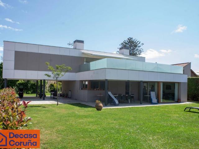 Casa de 259 m2 en venta Oleiros, Galicia