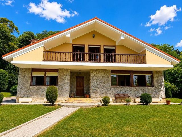 Casa de 273 m2 en venta Villaescusa, Cantabria