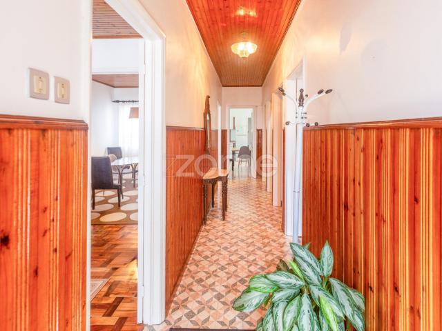 Casa de 2+1 Quartos com Anexo, Terraço e Estacionamento Privado em São Roque