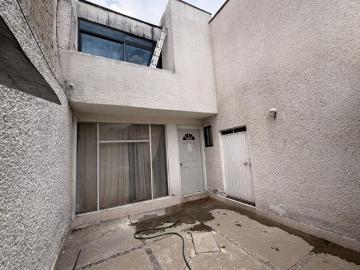 Casa de 2 niveles con 4 recámaras y 2 baños. Cocina equipada, 1 estacionamiento