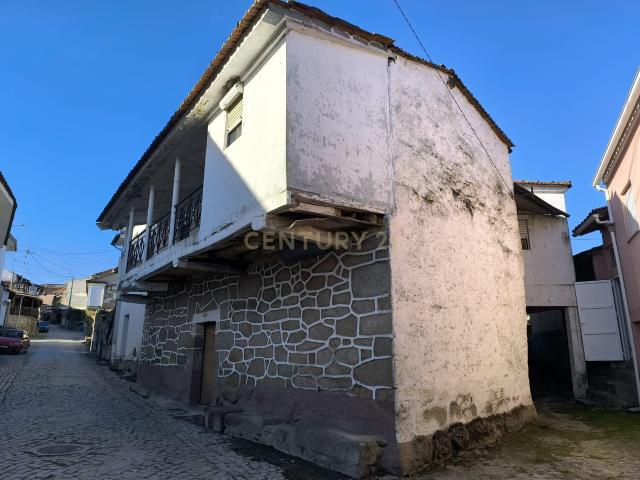 Casa de 2 pisos com varanda
