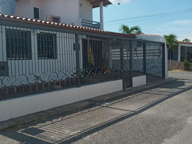 Casa de 2 Pisos con Financiamiento y Equipada en CABUDARE