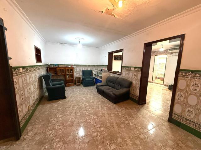 CASA DE 2 PLANTAS CON DOS LOCALES Y GRAN POTENCIAL EN BURGUILLOS