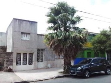 Casa, 2 plantas, 8,66 m2 de frente x 38,22 m2 de fondo. Jardín y cochera cerrada. A refaccionar