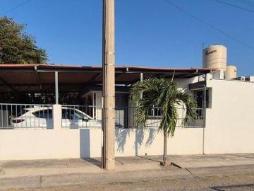 Casa de 2 recámaras en Esquina, sobre avenida en Villa de Alvarez, Colima