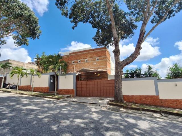 Casa de 350m2 terreno de 1.050m2 5h/5b/7p.e. Los Samanes