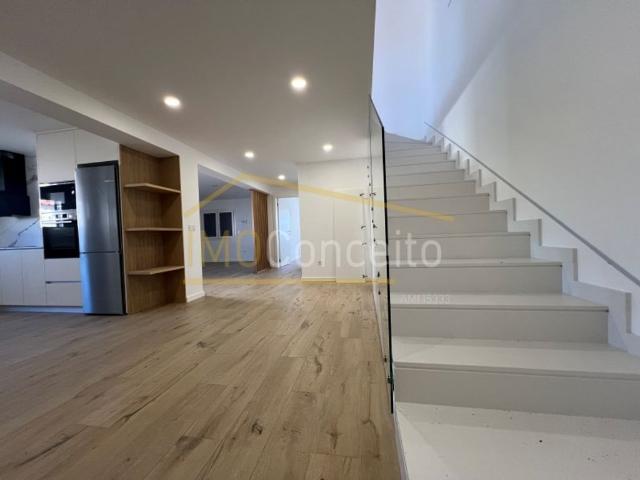 Casa de 381 m² à venda Carvalhos de Figueiredo, Tomar, Santarém