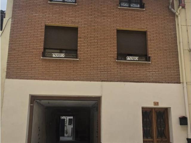 CASA DE 309 M² CON GARAJE, PATIO Y TALLER EN LA PUEBLA DE ARGANZÓN