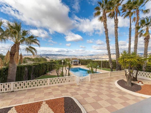 Casa de 318 m2 en venta Petrel, Comunidad Valenciana