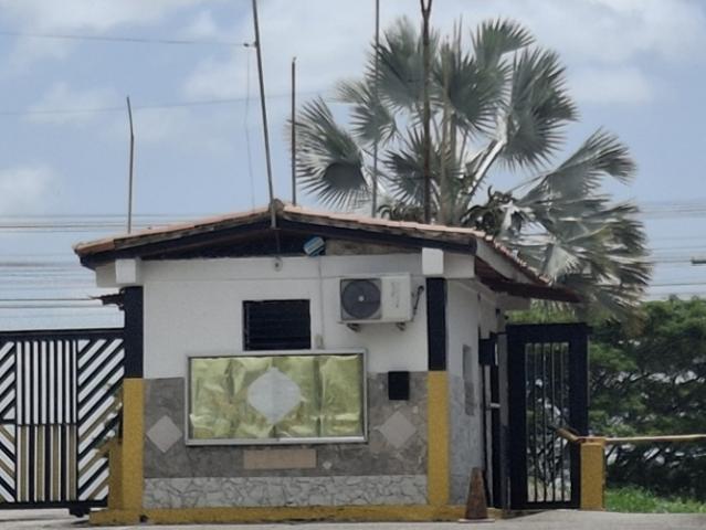 Casa de 327 mtrs en Alquiler Urb. Ave Maria Yare
