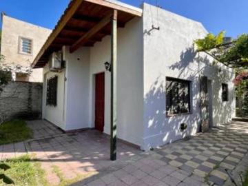 Casa de 3 AMBIENTES ubicada a 50 metros de la Avenida Monteverde