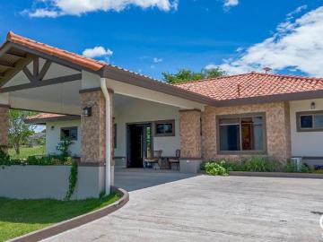 Casa De 3 Dormitorios Con Vistas A La Montaña En Alto Boquete