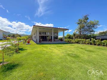 Casa de 3 dormitorios en venta en Alto Boquete con vistas a la montaña | 3 recámaras por 399000.00 en Alto Boquete