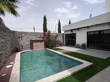 Casa de 3 niveles y 4 recámaras con alberca en privado