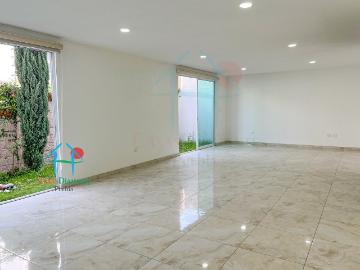 Casa de 3 Niveles con Roof Garden, Jardín y 5 Recámaras