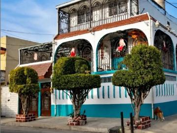 Casa de 3 Niveles en Venta en Ejército de Oriente, Iztapalapa