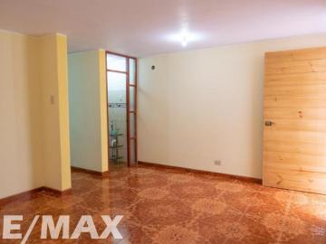 Casa de 3 pisos con azotea en comas