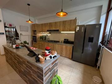 Casa de 3 Pisos con 5 dormitorios y Cochera en San Carlos cerca Av. Jose Olaya