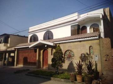 CASA DE 3 PISOS + AZOTEA CON BUENA FACHADA