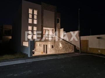 Casa de 3 pisos de 400m2 de construcción en Venta, casa NUEVA de 4 habitaciones con baños completos y salón de juegos Valle Juriquilla